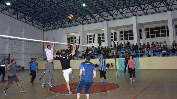 Okullar Arası Düzenlenen Voleybol Turnuvasında Şampiyon Kılavuz Ortaokulu 
